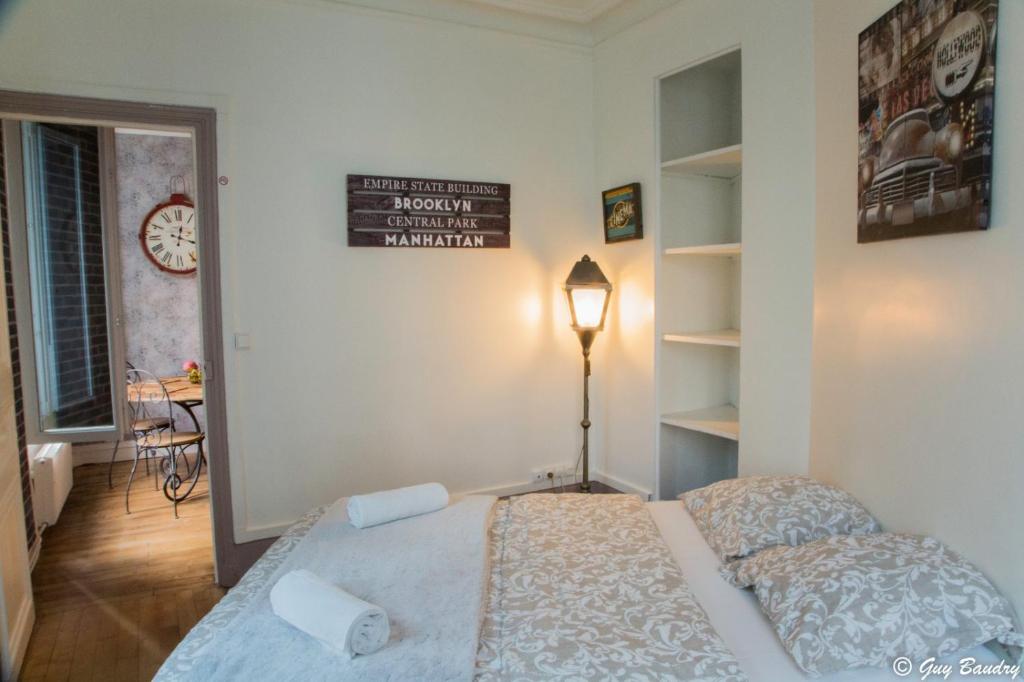 Ein Bett oder Betten in einem Zimmer der Unterkunft Chic apart avec parking tout pr&egrave;s de Paris