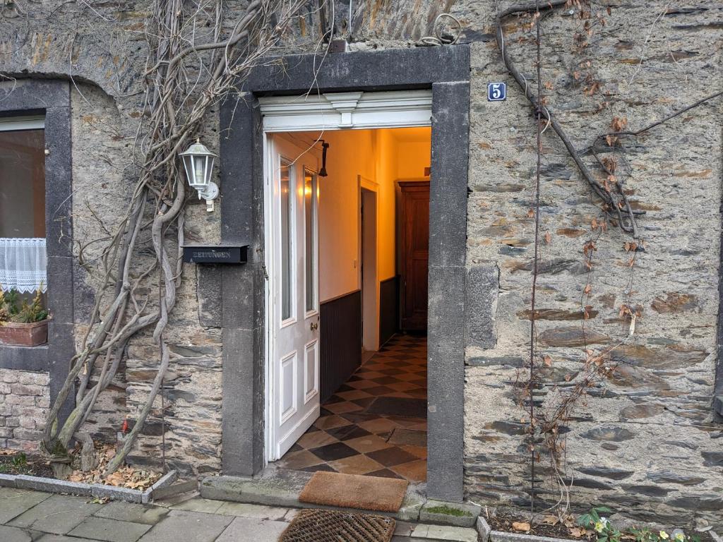 una puerta blanca en un edificio de piedra con un camino en zum runden Turm, en Andernach