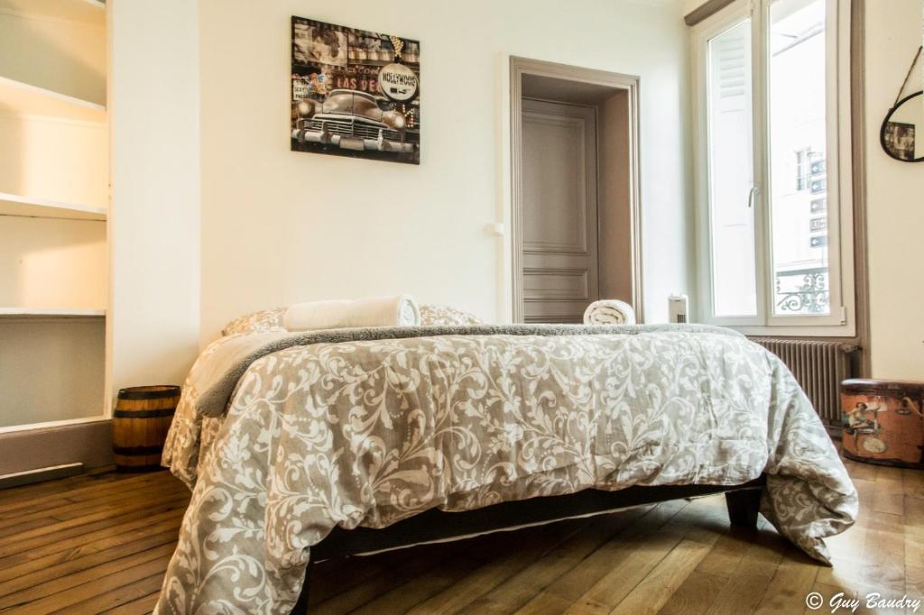 Ein Bett oder Betten in einem Zimmer der Unterkunft Chic apart avec parking tout pr&egrave;s de Paris
