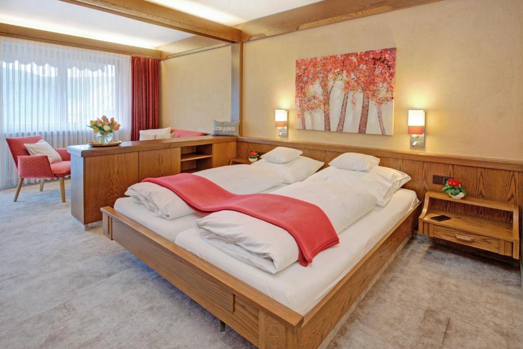 - une chambre avec un grand lit dans l'établissement Hotel Restaurant Falken, à Baiersbronn