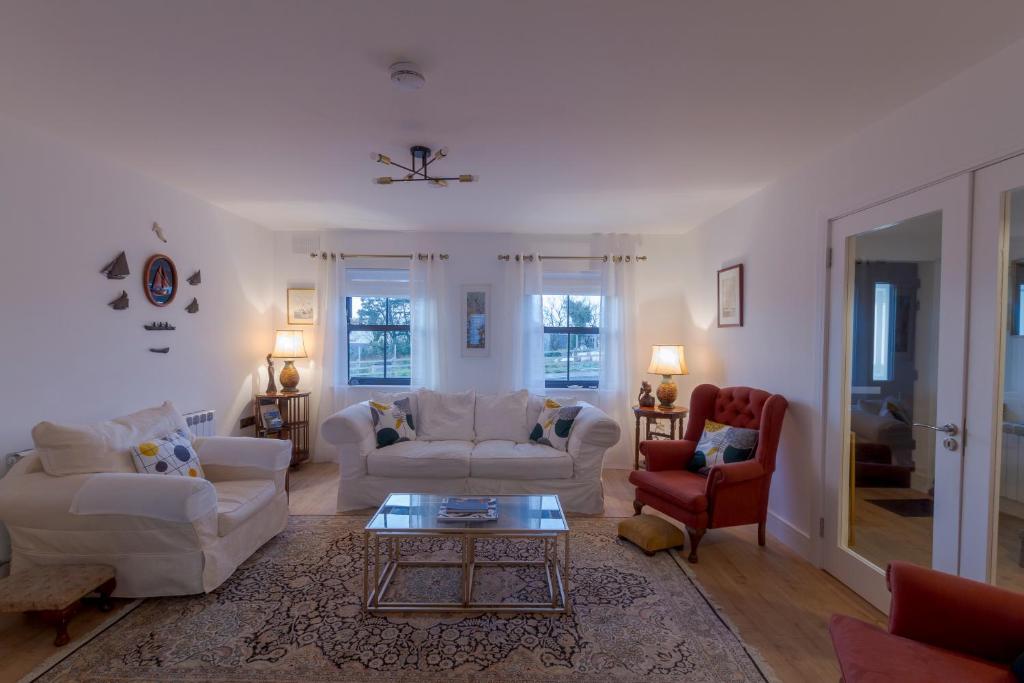 ein Wohnzimmer mit zwei Sofas und einem Couchtisch in der Unterkunft Renada Cottage in Dingle