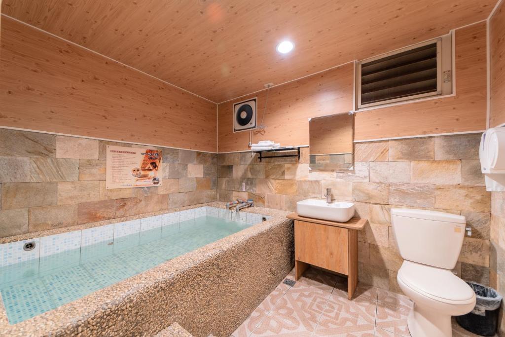 Koupelna v ubytování 一口井溫泉 One Well Hot Spring