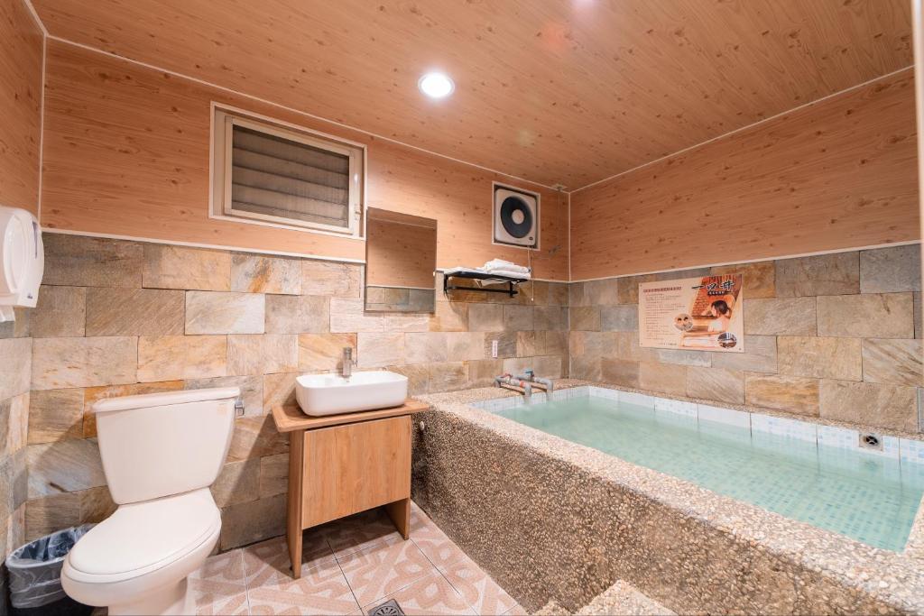 Koupelna v ubytování 一口井溫泉 One Well Hot Spring