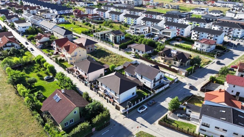 una vista aérea de un suburbio residencial en Deluxe Villa with BBQ, en Şelimbăr