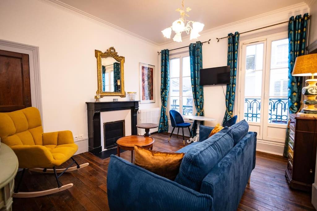- un salon avec un canapé bleu et des fauteuils jaunes dans l'établissement Le "Boudoir" Appartement de Charme climatisé en Plein Centre, à Bourges