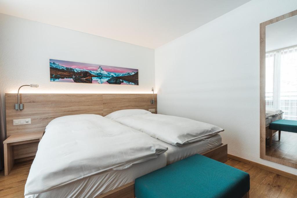 Postel nebo postele na pokoji v ubytování Hotel Matterhorn Inn