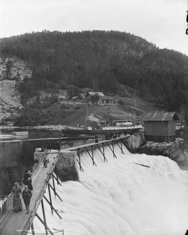 a group of people standing on a bridge in the snow at Eidsfoss slusevokterbolig in Lunde