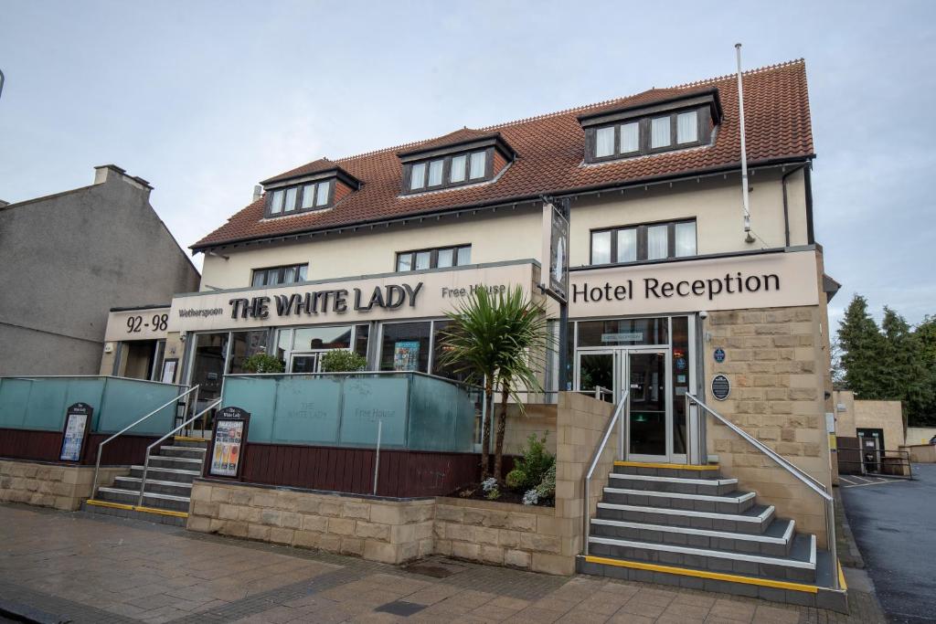 un bâtiment d'hôtel avec une réception dans l'établissement The White Lady Wetherspoon, à Édimbourg