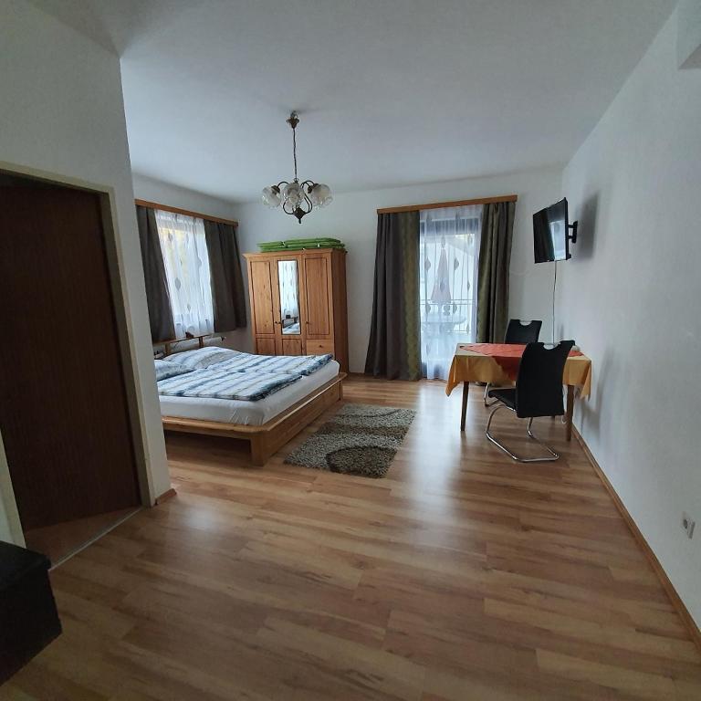 Postel nebo postele na pokoji v ubytování Stanglwirt Frühstückspension