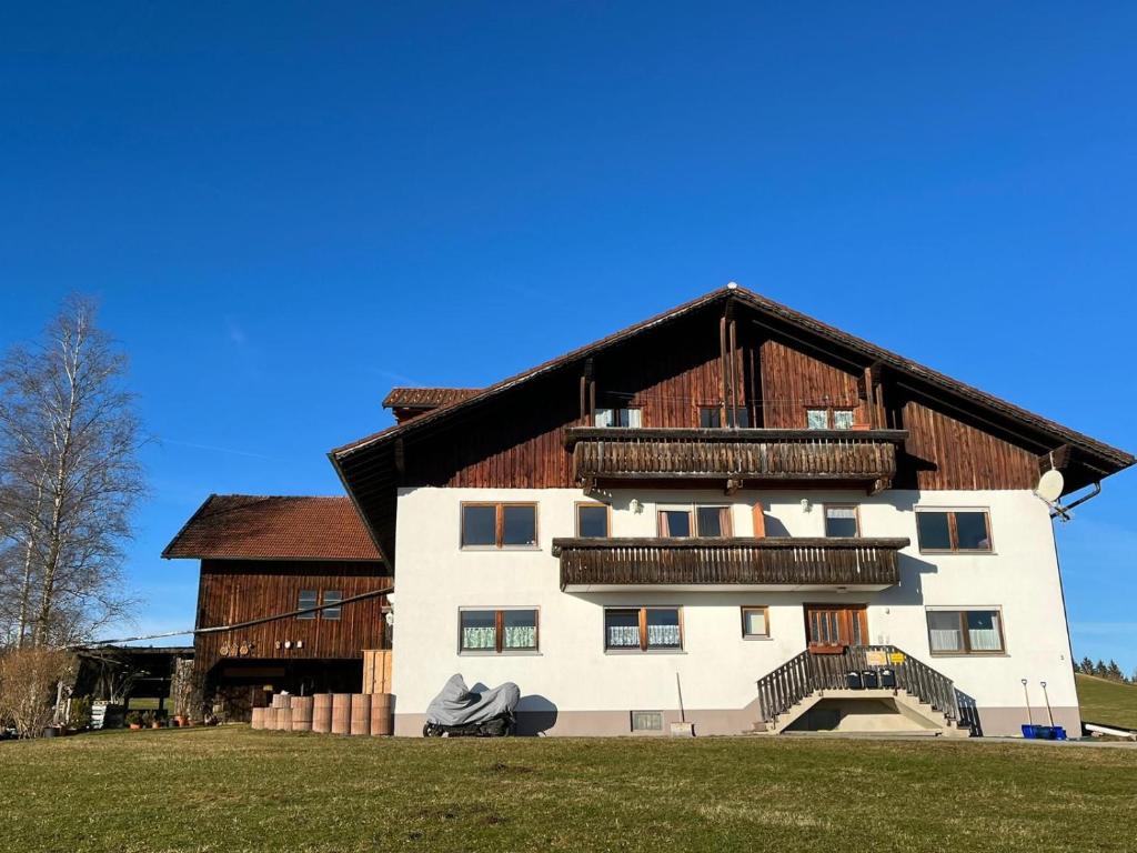 un gran edificio blanco con techo de madera en Haus Allgäu Ruh, en Görisried