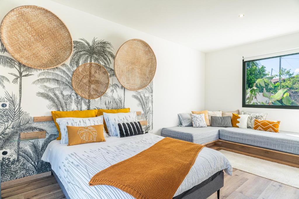 Postel nebo postele na pokoji v ubytování L'Empreinte-Oasis de Sérénité au Coeur d'un jardin tropical