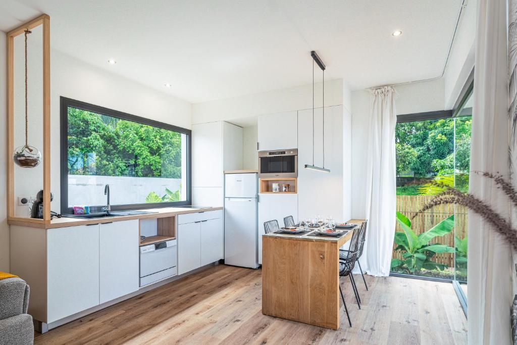 Kuchyň nebo kuchyňský kout v ubytování L'Empreinte-Oasis de Sérénité au Coeur d'un jardin tropical