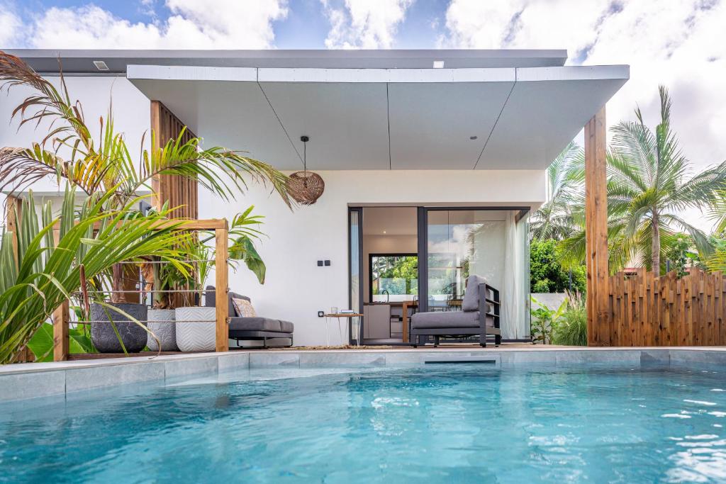 Bazén v ubytování L'Empreinte-Oasis de Sérénité au Coeur d'un jardin tropical nebo v jeho okolí