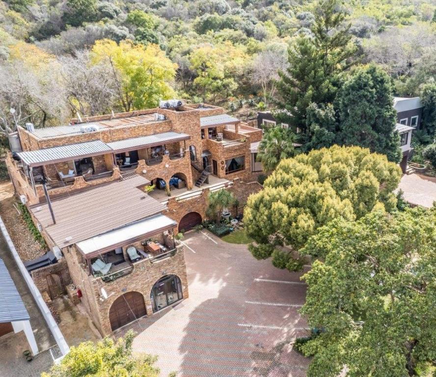 an overhead view of a house with a driveway at Belle Vue Guesthouse in Hartbeespoort