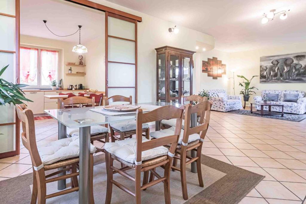 cocina y comedor con mesa y sillas en Villa Claudia, en Mandello del Lario