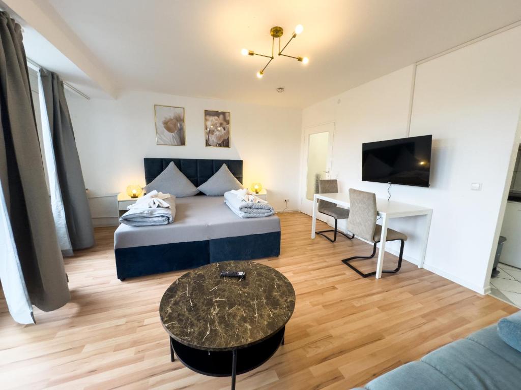 una camera con letto e tavolo di Apartment für 4 Gäste mit kostenlosen Parkplätzen und Lift ad Hannover