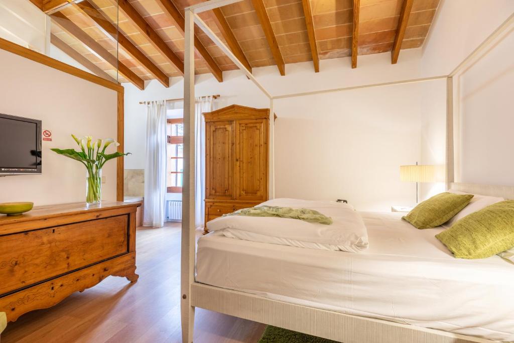 A bed or beds in a room at Can Tem Turismo de Interior