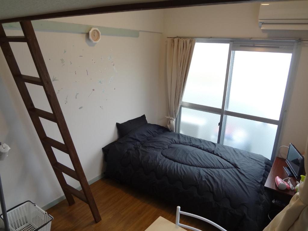 een slaapkamer met een stapelbed en een ladder bij Vintage III - Vacation STAY 14908 in Fukuoka