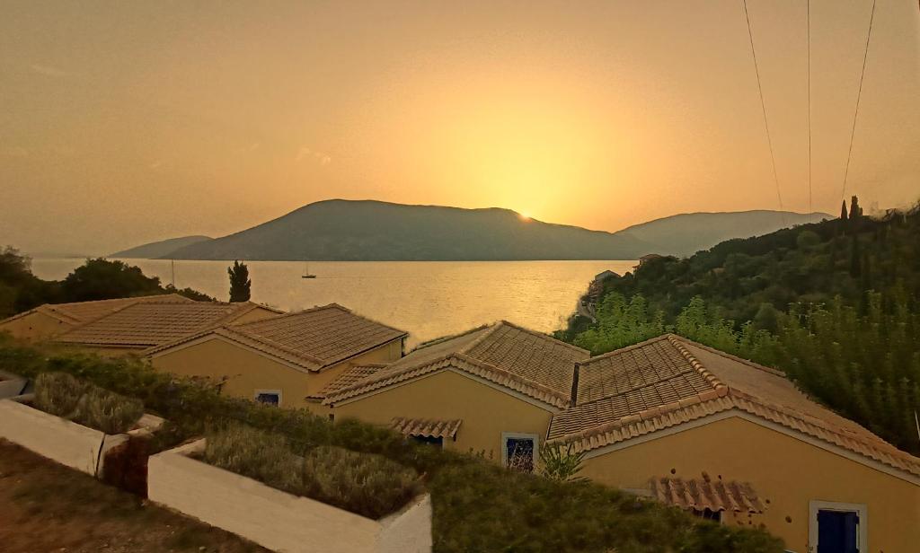 - une vue sur le coucher de soleil sur l'eau dans l'établissement KAMINAKIA Apartments - Adults only policy - Sun drenched - Heavenly peaceful - A soothing oasis with a large swimming pool exclusively for guests' use - Sheltered on both sides by an evergreen cypress forest - Stunning sea views from every veranda, à Fiskardho