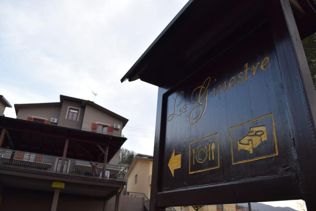 een gebouw met een bord dat het wisselijzer leest bij B&B Le Ginestre in Viggianello