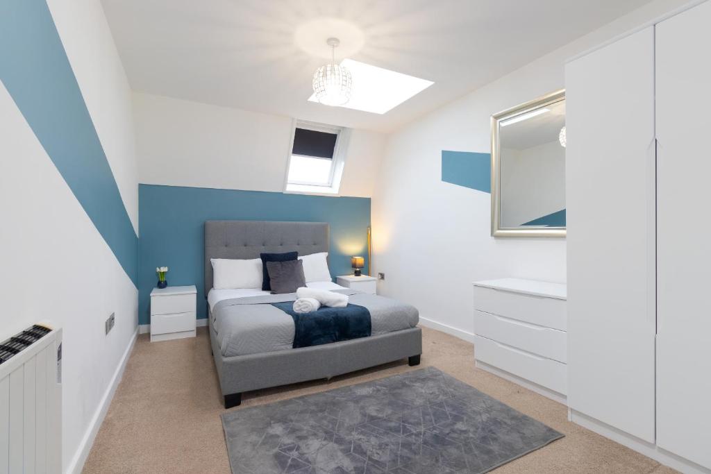 um quarto com uma cama, um espelho e um lavatório em 1BR Hideaway in Coventry - MH Apartment em Coventry