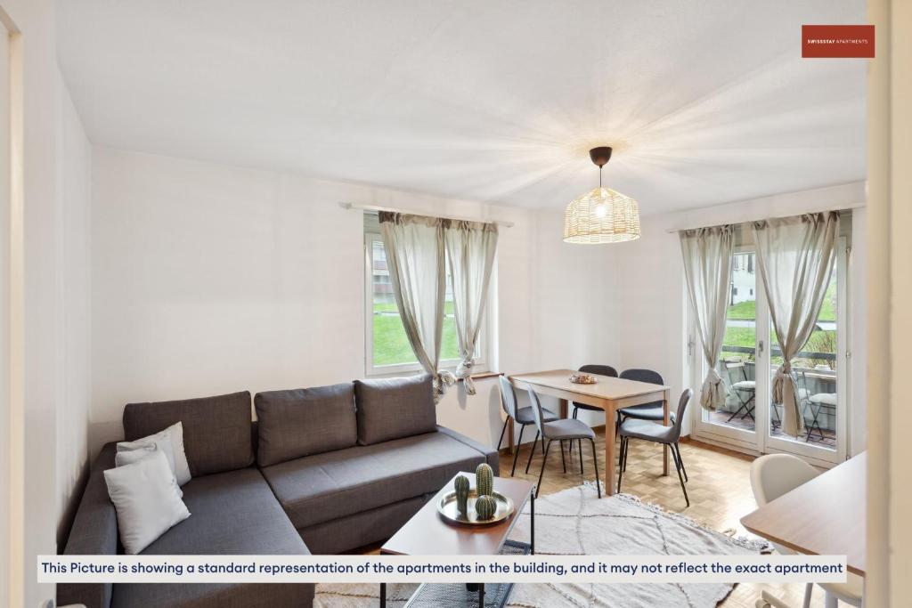 sala de estar con sofá y mesa en Charming Apartment in Zurich, en Zúrich
