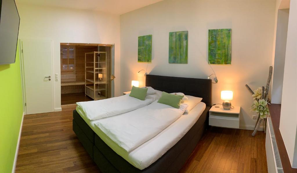 Postel nebo postele na pokoji v ubytování Ferienwohnung Janus Altstadt-Hameln Haus 2 inklusive Parkplatz - mit und ohne Terrasse oder Loggia
