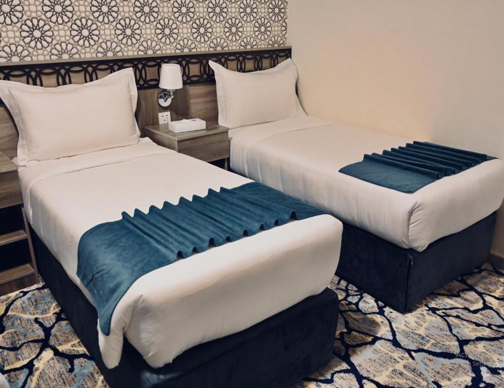 سرير أو أسرّة في غرفة في Dorat Al Salah