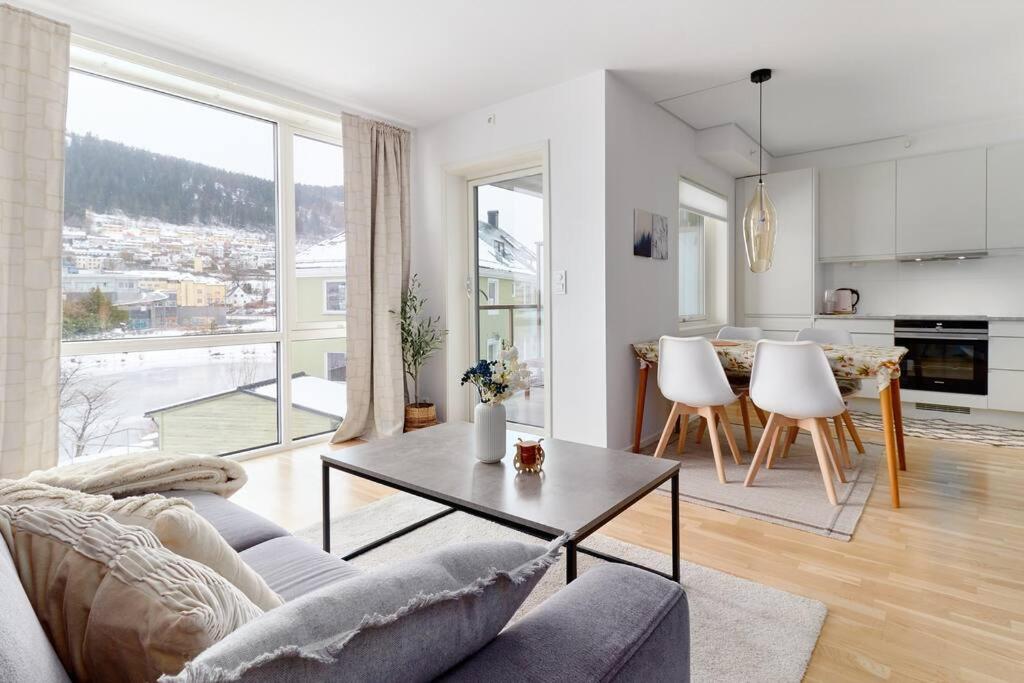 sala de estar con sofá y mesa en Bergen's Finest: Sleek Oasis with Two Bedroom, en Bergen