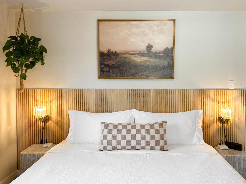 - une chambre avec un lit et une peinture murale dans l'établissement Mile High Organic Cottage, à Arvada