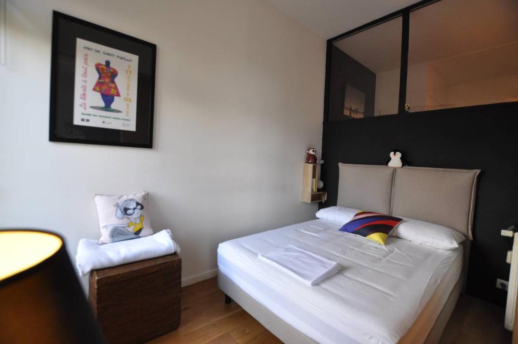 une chambre avec un lit avec un miroir au mur dans l'établissement HermitageB02, à Le Touquet-Paris-Plage