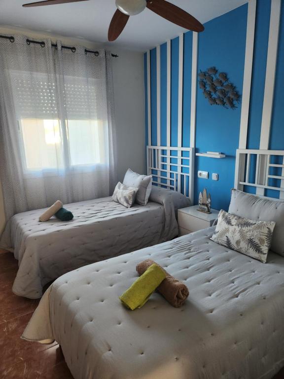 Posteľ alebo postele v izbe v ubytovaní BAJO en PRIMERA LÍNEA de VERA-PLAYA con piscina privada!