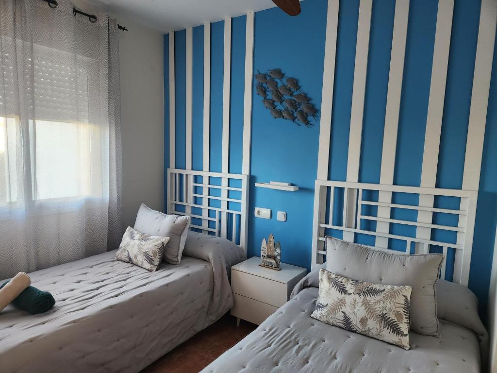 Posteľ alebo postele v izbe v ubytovaní BAJO en PRIMERA LÍNEA de VERA-PLAYA con piscina privada!