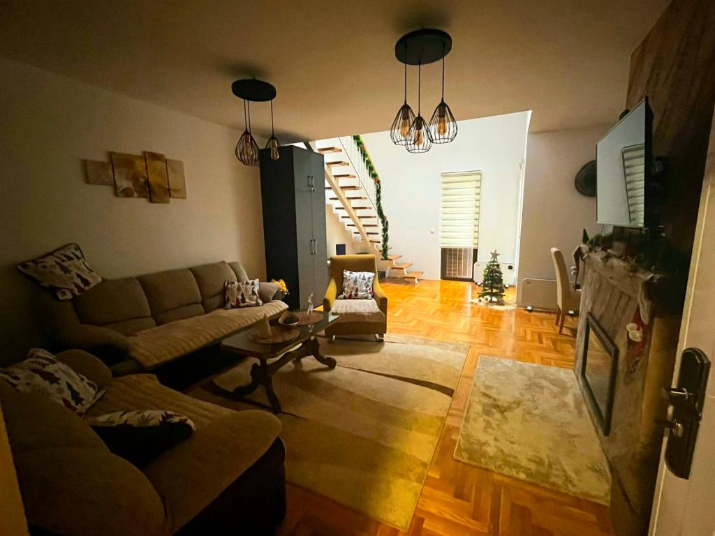 sala de estar con sofá y mesa en Duplex Frida Zlatibor, en Zlatibor