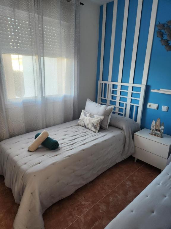 Posteľ alebo postele v izbe v ubytovaní BAJO en PRIMERA LÍNEA de VERA-PLAYA con piscina privada!
