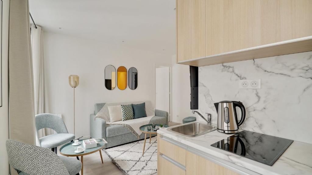 uma cozinha com um lavatório e uma sala de estar em 158 Suite Jeremy - Superb apartment in Paris em Paris