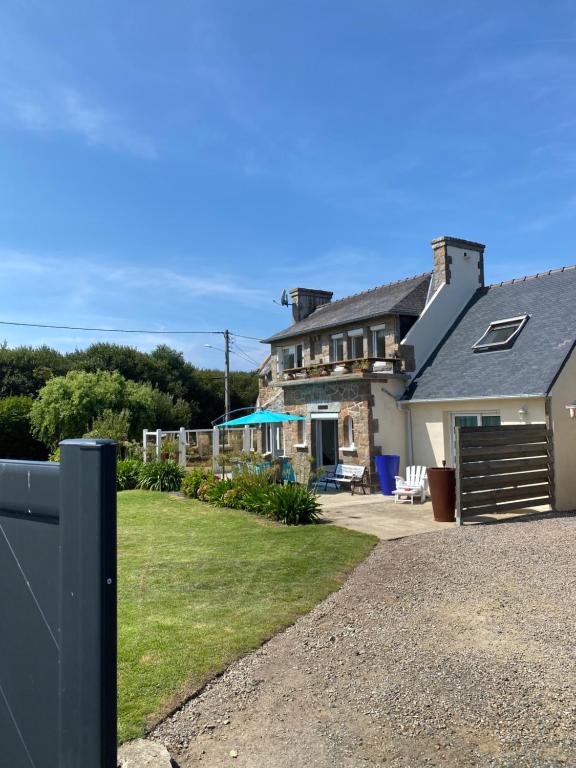 ein Haus mit einem Hof davor in der Unterkunft Vacances de charme entre mer et campagne - Ty Meur in Pleumeur-Bodou