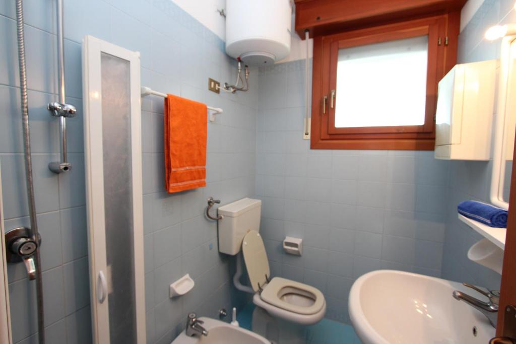 ein kleines Bad mit WC und Waschbecken in der Unterkunft Lovely flat in Bibione Pineda 100m from the beach in Bibione