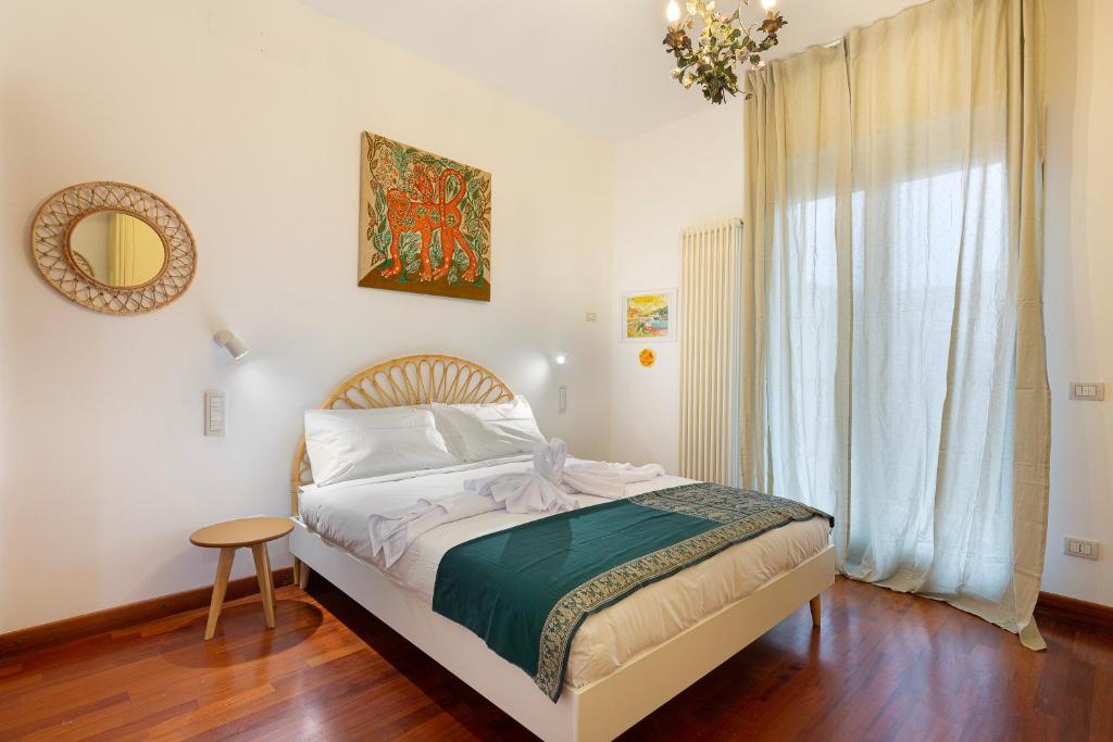 a bedroom with a bed and a window at [3BDRM in ChinaTown]&Monumentale in Milan
