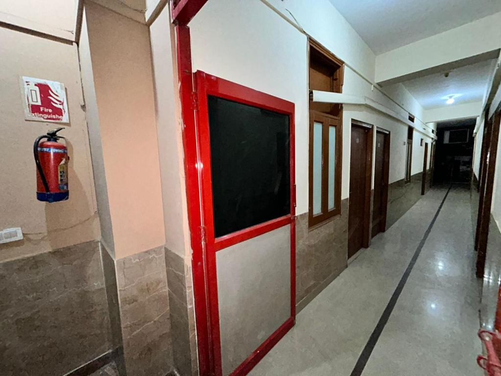 TV a/nebo společenská místnost v ubytování Hotel Mehak Palace - Noida Sector 62