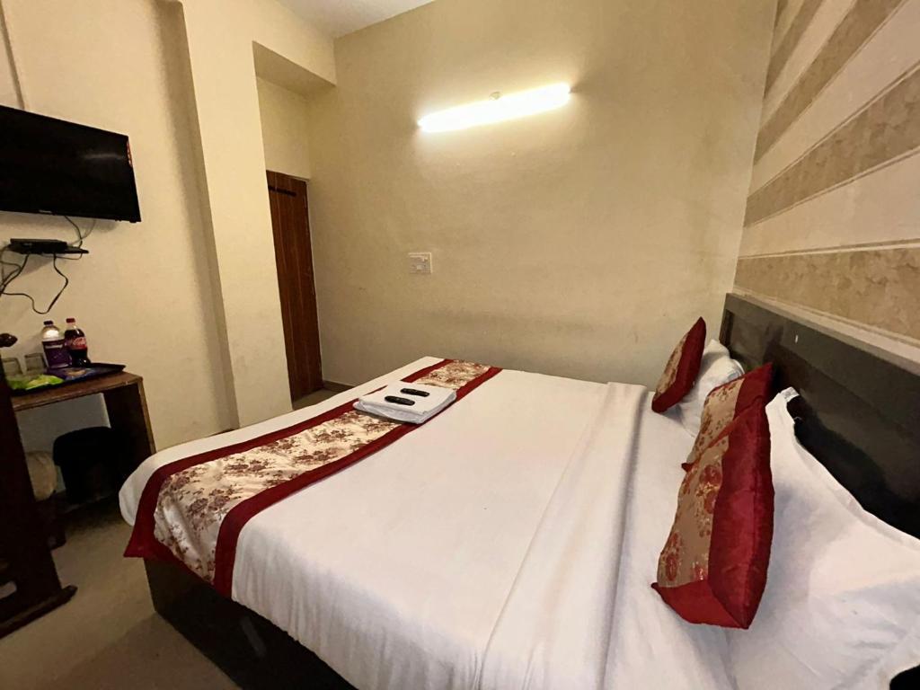 Hotel Mehak Palace - Noida Sector 62 tesisinde bir odada yatak veya yataklar