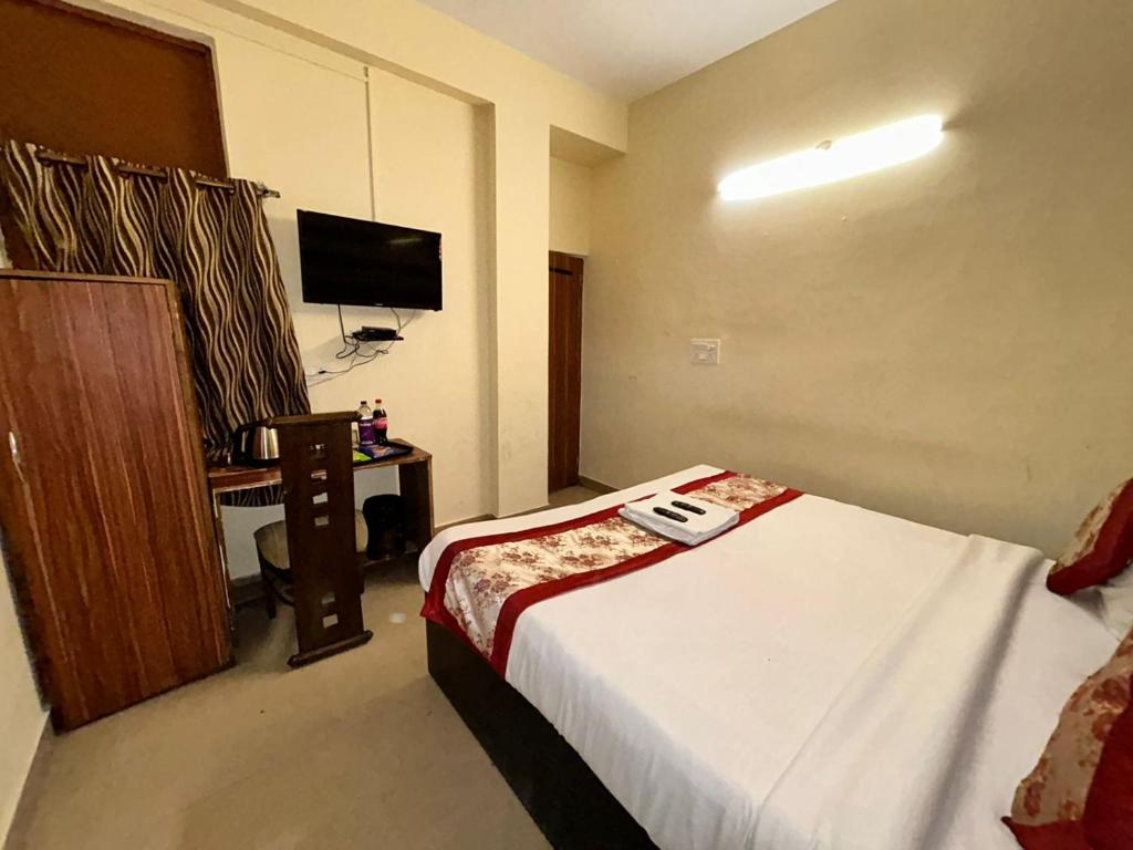 Postel nebo postele na pokoji v ubytování Hotel Mehak Palace - Noida Sector 62