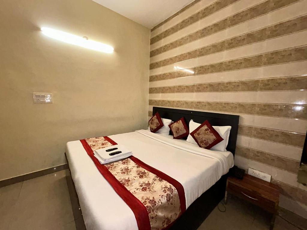 Postel nebo postele na pokoji v ubytování Hotel Mehak Palace - Noida Sector 62