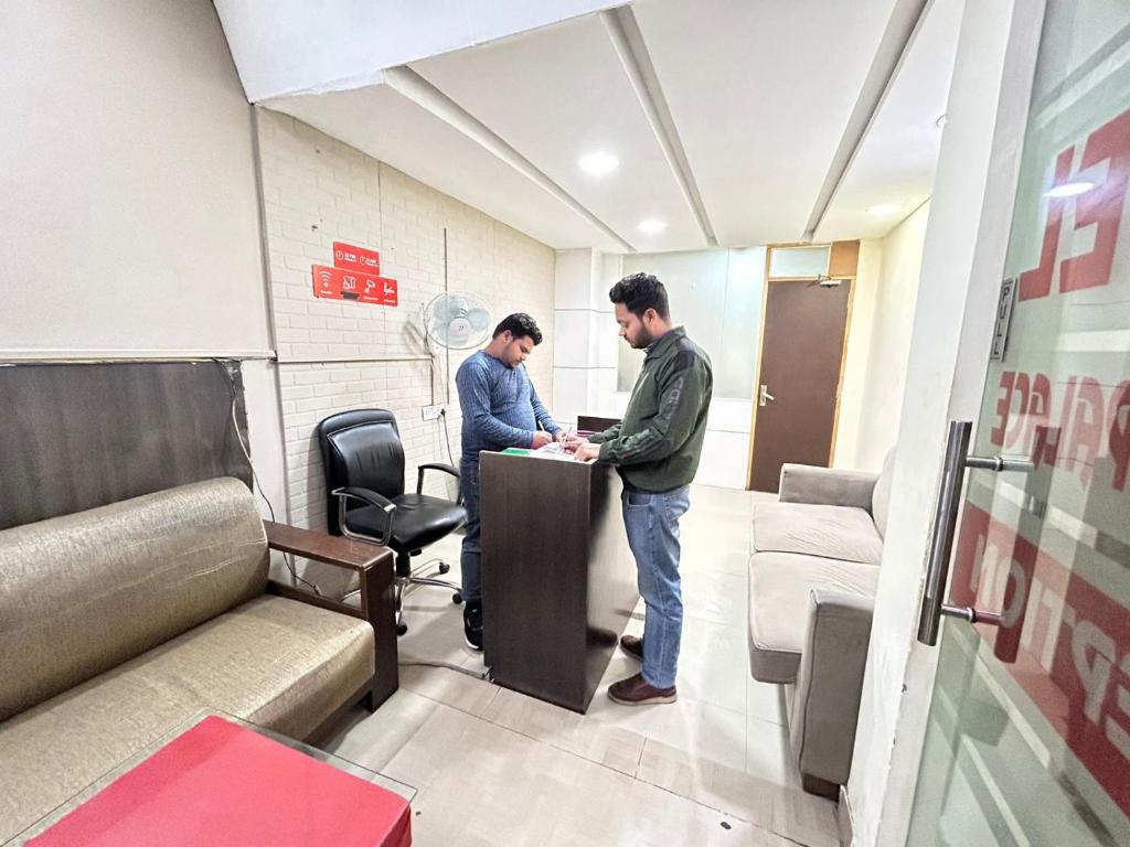 TV a/nebo společenská místnost v ubytování Hotel Mehak Palace - Noida Sector 62