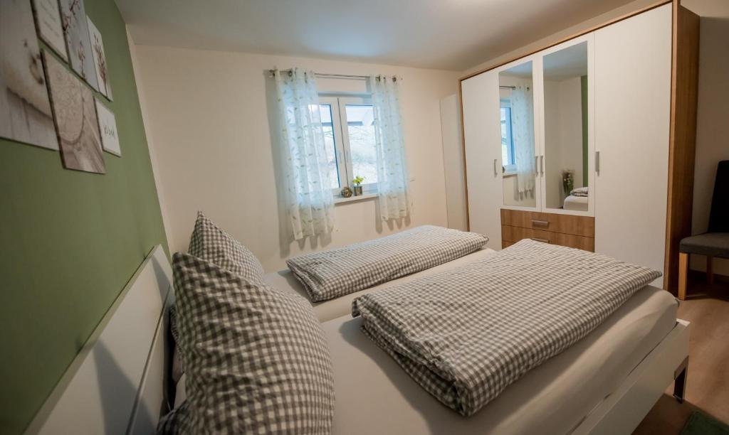 1 Schlafzimmer mit 2 Betten und einem Spiegel in der Unterkunft Haus Avallon in Cochem