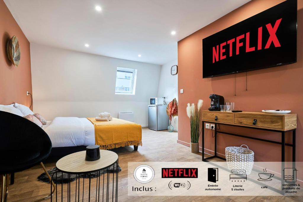 una habitación de hotel con letrero ametisk en la pared en NG SuiteHome - Lille l Roubaix Barbieux l Miln - Netflix - Wifi, en Roubaix