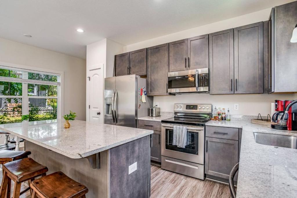 Beach Flow Bungalow-Mins to Downtown-Dining-Base - Housity