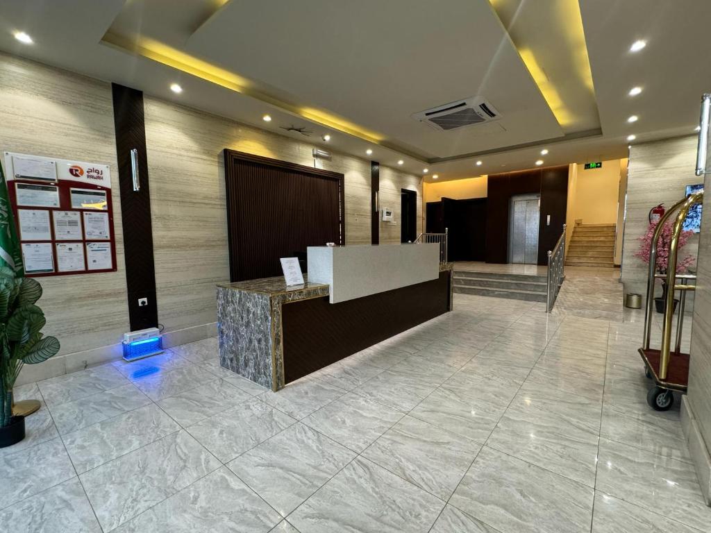 a lobby with a reception desk in a building at رواح للشقق المخدومة- الحوية in Al Muraysīyah