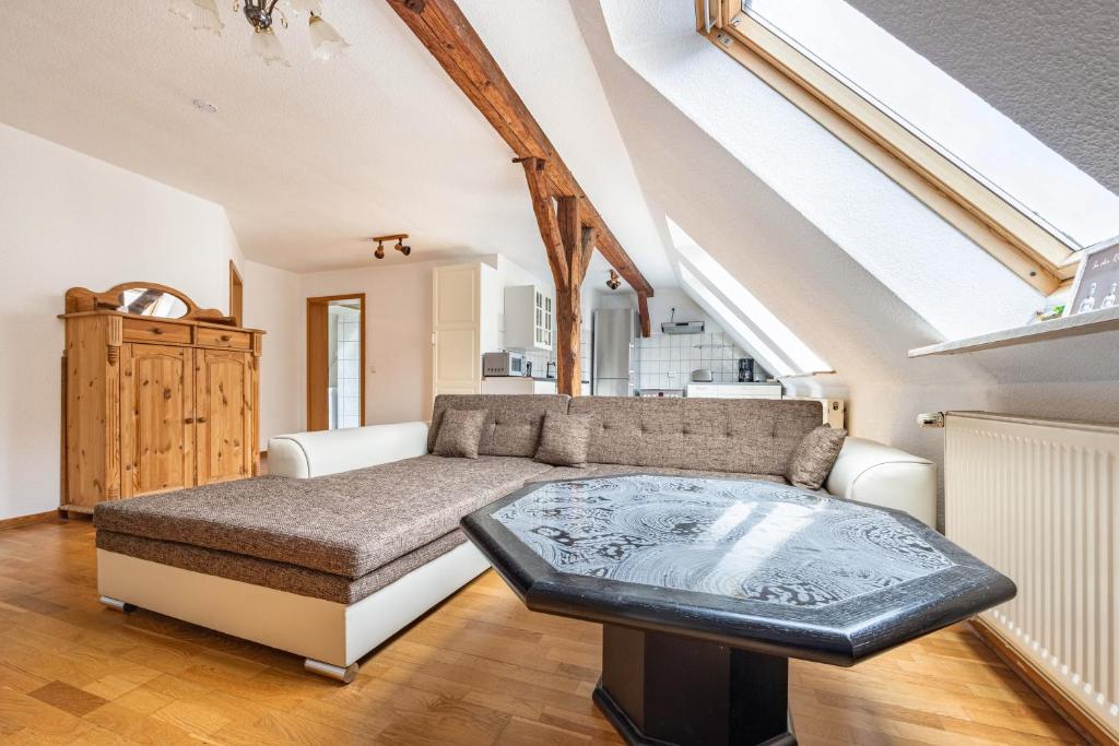 Bad Bodenteich的住宿－Monteurzimmer，客厅配有沙发和桌子