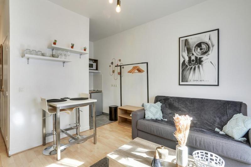sala de estar con sofá y mesa en 247 Suite Milan - Superb apartment in Paris. en París